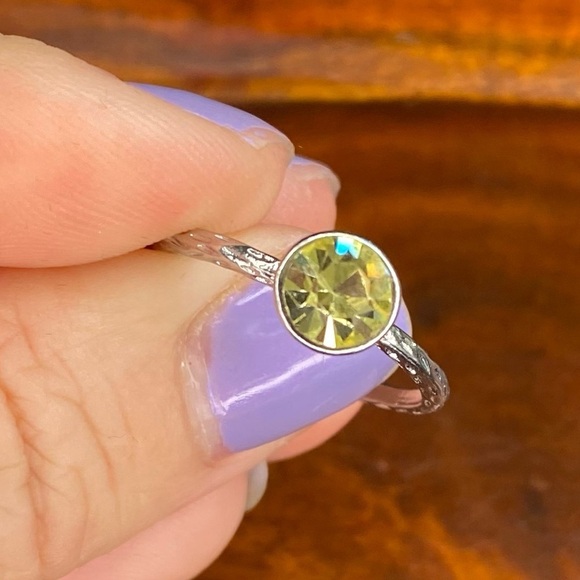 Silver-Tone Hammered Band Ring w/ Yellow-Green Crystal Rhinestone – Size 8 - Picture 6 of 10